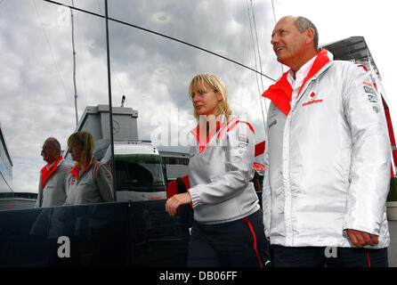 La McLaren Mercedes F1 team principal Ron Dennis (R) nella foto dopo la pratica 2 per il Gran Premio di Gran Bretagna a Silverstone circuito di Silverstone, Regno Unito, 06 luglio 2007. 2007 la Formula 1 Gran Premio di Gran Bretagna si terrà il 08 luglio. Foto: Jens BUETTNER Foto Stock