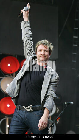 Simon le Bon cantante della band britannica 'Duran Duran' esegue al concerto Live Earth al Wembley Park Stadium di Londra, UK, 07 luglio 2007. Al Live Earth concerti, volte alla sensibilizzazione per il cambiamento climatico, alltogether 150 artisti eseguita in nove città come Sydney, Tokyo e Washington, per più di 24 ore. Foto: Hubert Boesl Foto Stock