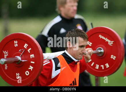 Il Bayern Monaco giocatore Miroslav KLOSE sollevare i pesi al training camp della Bundesliga club di calcio di Donaueschingen, Germania, 09 luglio 2007. Foto: Patrick Seeger Foto Stock