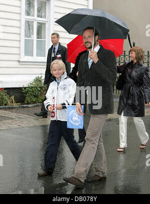 (R-L) Principessa Maertha Louise di Norvegia, rown Principe Haakon di Norvegia e Master Marius Borg Hoeiby, figlio di Haakon la moglie di Crown Princess Mette-Marit di Norvegia, raffigurato sotto gli ombrelloni in piovoso Arendal, Norvegia, 06 luglio 2007. Il norvegese della famiglia reale ed i loro ospiti hanno visitato la città Arendal durante le celebrazioni del Queen Sonja di Norvegia il settantesimo compleanno. Foto: Albert Nieboer (N Foto Stock