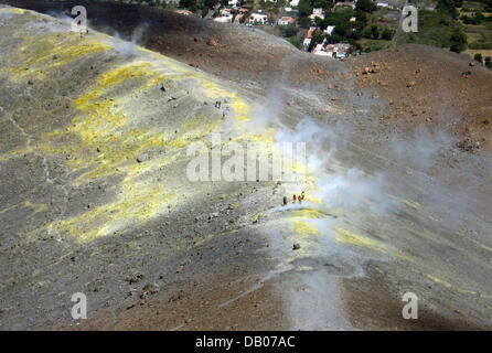 I turisti osservare il campo di fumarole all'angolo nord del vulcano Gran Cratere sulle Isole Eolie Vulcano, Italia, 31 maggio 2007. La 391 metri alto vulcano non è attualmente attivo. Le isole Eolie, a cui si fa riferimento anche come isole Lipari, sono un gruppo di isole vulcaniche a nord della Sicilia. Le due isole principali sono le isole Lipari e Salina. Essi sono costituiti da colate di lava e ceneri di principalmente extin Foto Stock