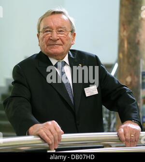 Inventore svevo Artur Fischer pone alla casa di Economia (Haus der Wirtschaft) a Stoccarda, Germania, 11 luglio 2007. Fisher è diventata famosa in tutto il mondo con un gioco di costruzioni, il tassello di plastica e il kit di costruzione "fishertechnik'. Fisher è nato il 31 dicembre 1919 in Tumblingen ed è considerata essere la Germania più innovatore di successo. Foto: Bernd Weissbrod Foto Stock