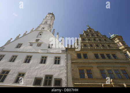 La foto mostra la facciata del municipio di Rothenburg ob der Tauber, Germania, 17 giugno 2007. La frazione di gotica dell'edificio (L) è stato costruito tra il 1250 bis 1400 e la costruzione rinascimentale (R) è stato costruito tra il 1572 e il 1578. Foto: Daniel Karmann Foto Stock