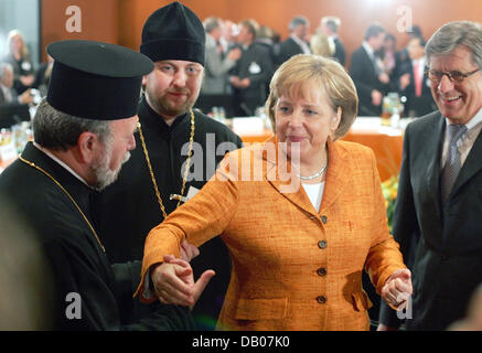 Il cancelliere tedesco Angela Merkel si compiace arciprete Apostolos Malamoussis (L) del Greco Metropoly Othodox della Germania prima del vertice di integrazione presso la cancelleria di Berlino, 12 luglio 2007. In corrispondenza del secondo vertice di integrazione Merkel incontrato circa 90 rappresentanti del mondo degli affari, della politica e delle organizzazioni sociali per il rilascio del piano di integrazione nazionale. Circa 400 com Foto Stock