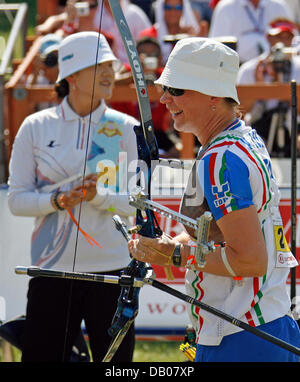 Arciere italiana Natalia Valeeva è raffigurato durante il singolare femminile ottiene finale al 44th World campionati di tiro con l'arco a Leipzig, Germania, 15 luglio 2007. Valeeva (108 anelli) ha vinto davanti a sud coreano Sung-Hyun Park (106 anelli) e russa Natalya Erdyniyeva. Foto: Peter Endig Foto Stock