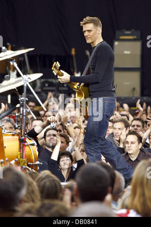 Il cantante canadese Bryan Adams si esibisce con un golden guitarre su un palcoscenico di Francoforte sul Meno, Germania, 12 luglio 2007. Foto: Wolfram Steinberg Foto Stock