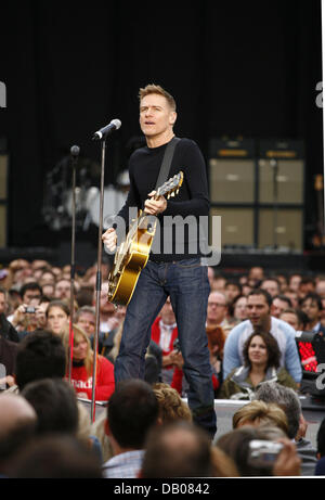 Il cantante canadese Bryan Adams si esibisce con un golden guitarre su un palcoscenico di Francoforte sul Meno, Germania, 12 luglio 2007. Foto: Wolfram Steinberg Foto Stock