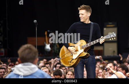 Il cantante canadese Bryan Adams si esibisce con un golden guitarre su un palcoscenico di Francoforte sul Meno, Germania, 12 luglio 2007. Foto: Wolfram Steinberg Foto Stock