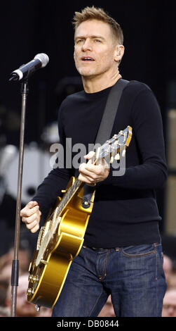 Il cantante canadese Bryan Adams si esibisce con un golden guitarre su un palcoscenico di Francoforte sul Meno, Germania, 12 luglio 2007. Foto: Wolfram Steinberg Foto Stock