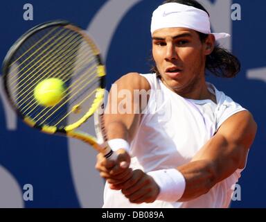 Rafael Nadal dalla Spagna colpi di rovescio girato nel suo match di primo turno contro Alexander Waske dalla Germania al Mercedes-Cup a Stoccarda, Germania, 17 luglio 2007. Foto: Bernd Weissbrod Foto Stock