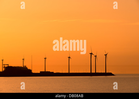 Mulini a vento elettrico sagome nel tramonto Foto Stock