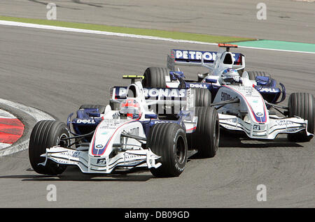 Il polacco pilota di Formula Uno Robert Kubica (L) della BMW Sauber rigidi davanti al compagno di squadra, il tedesco Nick Heidfeld, dopo lo start del Gran Premio di Formula Uno di Europa sul circuito del Nurburgring in Nurburg, Germania, 22 luglio 2007. Foto: CARMEN JASPERSEN Foto Stock