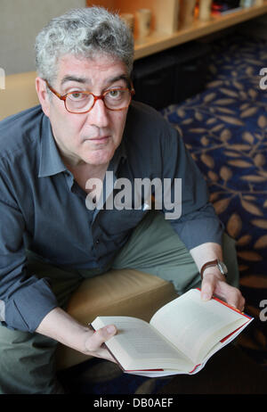 La foto mostra l'autore spagnolo Quim Monzo tenendo un libro in Francoforte sul Meno, Germania, 27 agosto 2007. Bacelona a base di autore Monzo, che era nato nel 1952, è considerato uno dei più importanti scrittori catalano della sua generazione. Oltre a lavorare per la TV e stazioni radio Monzo ha guadagnato il suo denaro come fumetto artista, sceneggiatore, cantautore, graphic designer, traduttore e la guerra Foto Stock