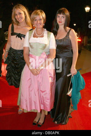 Gloria, Principessa di Thurn und Taxis è raffigurato con le sue figlie Elisabeth (L) e Maria-Theresia (R) all'Audi reception notturna a margine del Festival di Salisburgo a Salisburgo (Austria), 28 luglio 2007. Foto: Ursula Dueren Foto Stock