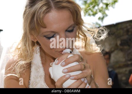 Neo-sposa del cantante Chris Andrews, Alexandra Andrews, baci una colomba bianca poco dopo la chiesa di matrimonio in Luenen vicino a Dortmund, Germania, il 29 luglio 2007. dpa Foto Stock