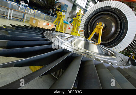 La foto mostra una grande turbina a gas propulsore a Siemens' storica della turbina a gas in fabbrica a Berlino, 22 giugno 2007. L'edificio progettato da Peter Behrens fu costruito in pochi mesi nel 1909. È considerato come l'inizio della moderna architettura industriale in Germania. Oggi, come quasi cento anni fa, le turbine a gas sono prodotte. Foto: Steffen Kugler Foto Stock