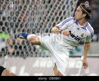 Madrid Sergio Ramos solleva la gamba durante il soccer friendly Hannover 96 vs Real Madrid in Hannover, Germania, 31 luglio 2007. Hannover ha vinto la partita 3-0. Foto: Peter Steffen Foto Stock