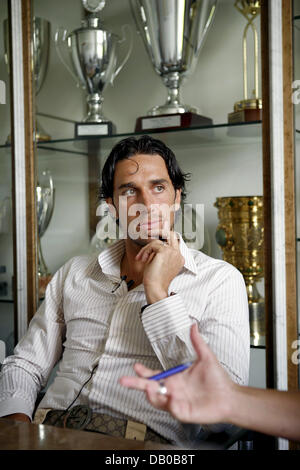 Il documento immagine mostra l'Italiano Bayern Monaco avanti Luca Toni durante un colloquio di fronte i trofei di raccolta del Bayern Monaco di Baviera A Monaco di Baviera, Germania, 01 agosto 2007. Foto: Bayern Monaco / Christian Kaufmann. Attenzione: per solo uso editoriale - No mags, nessuna vendita. Foto Stock