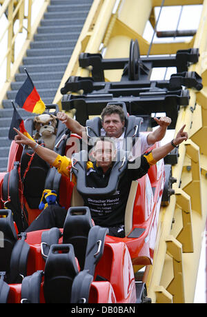 Stefan Seemann (L) e Frank Roessler, aka "Benji le Fakir', sono raffigurati in rollercoaster "Boomerang" nel parco a tema "Freizeit-Land' in Geiselwind, Germania, 28 luglio 2007. Entrambi provare a battere Seemann il proprio record in continuo sulle montagne russe di 9,5 giorni e 4431 corse. Foto: Daniel Karmann Foto Stock