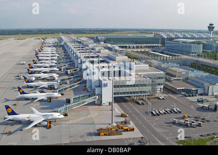 La figura mostra gli aerei della Lufthansa al Terminal 2 dell'aeroporto di Monaco, Germania, 27 luglio 2007. Circa 1100 aeroplani arrivano e partono dall'aeroporto di Monaco di Baviera quotidianamente. Un altoparlante di Lufthansa ha annunciato il 28 Luglio che il progetto di ampliamento del Terminal 2 e la costruzione di una terza pista deve essere recepita nel 2011. La capacità dell'aeroporto potrebbe essere esteso a 42 milioni di passeggeri l'anno. Foto Foto Stock