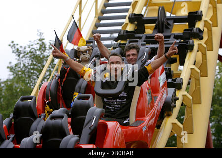 Stefan Seemann (L) e Frank Roessler, aka "Benji le Fakir', sono raffigurati in rollercoaster "Boomerang" nel parco a tema "Freizeit-Land' in Geiselwind, Germania, 28 luglio 2007. Entrambi provare a battere Seemann il proprio record in continuo sulle montagne russe di 9,5 giorni e 4431 corse. Foto: Daniel Karmann Foto Stock