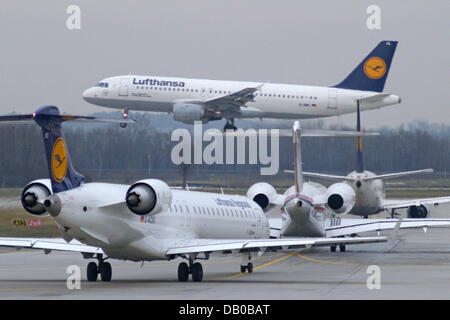 La figura mostra gli aerei della Lufthansa all'aeroporto di Monaco di Baviera, Germania, il 27 luglio 2007. Circa 1100 aeroplani arrivano e partono dall'aeroporto di Monaco di Baviera quotidianamente. Un altoparlante di Lufthansa ha annunciato il 28 Luglio che il progetto di ampliamento del Terminal 2 e la costruzione di una terza pista deve essere recepita nel 2011. La capacità dell'aeroporto potrebbe essere esteso a 42 milioni di passeggeri l'anno. Foto: Werner Henni Foto Stock