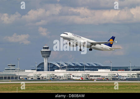 La foto mostra una partenza aereo Lufthansa all'aeroporto di Monaco di Baviera, Germania, il 27 luglio 2007. Circa 1100 aeroplani arrivano e partono dall'aeroporto di Monaco di Baviera quotidianamente. Un altoparlante di Lufthansa ha annunciato il 28 Luglio che il progetto di ampliamento del Terminal 2 e la costruzione di una terza pista deve essere recepita nel 2011. La capacità dell'aeroporto potrebbe essere esteso a 42 milioni di passeggeri l'anno. Foto: W Foto Stock