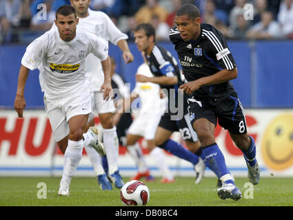 Nigel de Jong (R) di Amburgo SV sistema VIES per la palla con Antonio Nocerino dalla Juventus Torino a HSH Nordbank-Arena ad Amburgo, Germania, 01 agosto 2007. Foto: Maurizio Gambarini Foto Stock