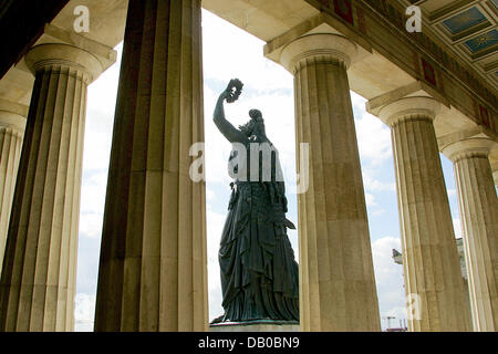 La foto mostra il bronzo-cast statua di una figura femminile, secolare patrono dello stato federale di Baviera denominata "Bavaria statua", a "Theresienwiese" a Monaco di Baviera, Germania, il 30 luglio 2007. Foto: Matthias Schrader Foto Stock