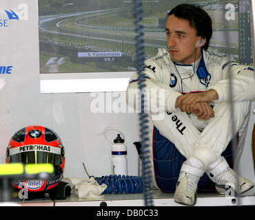 Il polacco pilota di Formula Uno Robert Kubica della BMW-Sauber pone al pit durante la terza sessione di prove libere sul circuito di Hungaroring race track vicino a Budapest, Ungheria, Sabato, 04 agosto 2007. Formula 1 Gran Premio di Ungheria è tenuto il 05 agosto. Foto: Jens Buettner Foto Stock