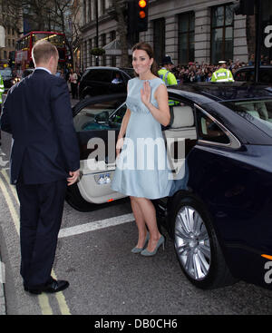 Kate va in manodopera Duchessa di Cambridge è stata ammessa al Queen Mary s Hospital di Londra a 6am . Kate fotografato arrivando ad un precedente impegno reale alla National Portrait Gallery di Londra. Foto Stock