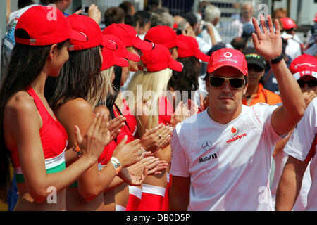 Spagnolo di Formula Uno Pilota Fernando Alonso (R) della McLaren Mercedes onde come egli arriva alla parata dei piloti prima dell inizio della Formula Uno del Gran Premio di Ungheria sul circuito di Hungaroring race track vicino a Budapest, Ungheria, 05 agosto 2007. Foto: Carmen Jaspersen Foto Stock