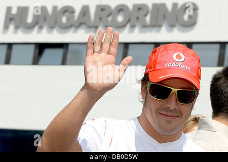 Spagnolo di Formula Uno Pilota Fernando Alonso alla McLaren Mercedes onde come egli arriva alla parata dei piloti prima dell inizio della Formula Uno del Gran Premio di Ungheria sul circuito di Hungaroring race track vicino a Budapest, Ungheria, 05 agosto 2007. Foto: Jens BUETTNER Foto Stock