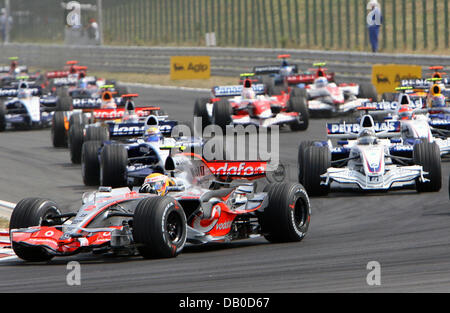 British Formula 1 driver Lewis Hamilton (anteriore) della McLaren Mercedes porta il pacco davanti a Nick Heidfeld della BMW-Sauber (R) e Nico Rosberg (2-L) della Williams, nel primo giro dopo l'inizio della Formula Uno del Gran Premio di Ungheria sul circuito di Hungaroring race track vicino a Budapest, Ungheria, 05 agosto 2007. Foto: Jens BUETTNER Foto Stock