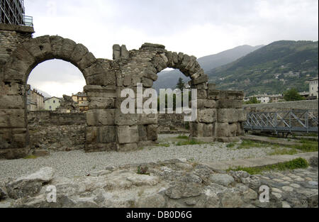 La foto mostra un arcate dei rovinato teatro romano di Aosta, Italia, 08 giugno 2007.La città fondata nel 25 a.c. dai romani è chiamato anche la Roma del nord Italia. Foto: Frank Kleefeldt Foto Stock