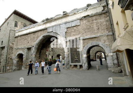 La foto mostra la Porta Praetoria facente parte dell'originale cinta muraria romana di Aosta, Italia, 08 giugno 2007. La città fondata nel 25 a.c. dai romani è conosciuta anche come la Roma del nord Italia. Foto: Frank Kleefeldt Foto Stock