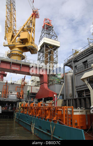 Una nave speciale con i contenitori a pressione per la rimozione di sovraccaricare è ormeggiata presso il bacino portuale del Mittelplate oil rig all'Schleswig-Holsteinisches Wattenmeer National Park in Germania, 12 luglio 2007. Presso la piattaforma petrolifera un nuovo sistema per il suono ecologocially distacco di sovraccaricare è in uso. Il sovraccaricare costituito da pietrisco e foratura oleoso liquido viene raccolto un Foto Stock
