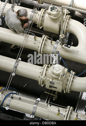 Un impianto tecnico delle costruzioni opere su flange dei tubi di uno speciale impianto per la produzione di gas naturale e di petrolio greggio all'impianto Streicher constrcution azienda Gommern, Germania, 03 agosto 2007. Sud della Romania sarà la destinazione per la stazione che è necessaria per il paese a causa della sua adesione all'UE. L'circa 2.000 dipendenti di Streicher lavoro su vari progetti di cost Foto Stock