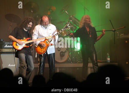 Il cantante Janos Kobor (R), il chitarrista Gyoergy Molnar (C) e Tamas Szekeres (L) ungherese della rock band Omega eseguire durante la band di anniversario tour '45 Anni Omega-Let it rock" di Dresda, in Germania, 11 agosto 2007. Foto: Matthias Hiekel Foto Stock