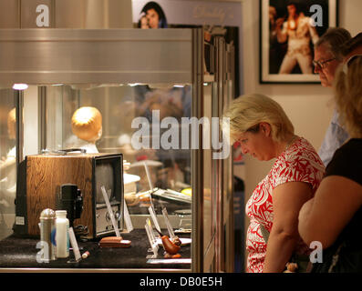 I visitatori a 'Elvis - la mostra " guardare i mobili e gli effetti personali di Elvis Presley in Berlino, 13 agosto 2007. In occasione del trentesimo anniversario del musicista il giorno della morte il 16 agosto 2007 il più grande Elvis Presley raccolta al di fuori degli US saranno aperte al pubblico presso l'Hotel Ellington dal 13 agosto fino al 01 settembre 2007. Foto: Jens Kalaene Foto Stock