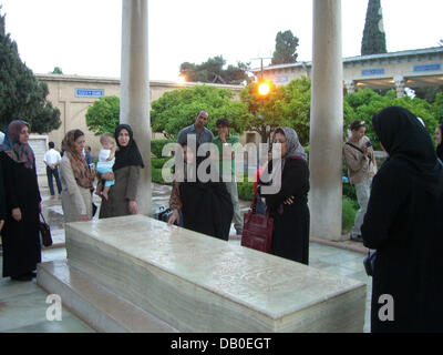 I visitatori si radunano presso la tomba del famoso poeta Hafez di Shiraz, Iran, 29 aprile 2007. Foto: Tilman la fatturazione Foto Stock