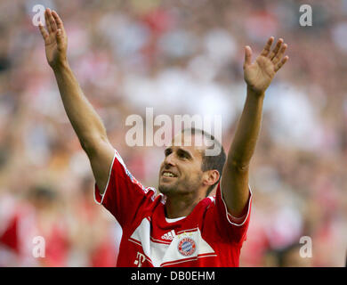 Mehment Scholl del FC Bayern Monaco di Baviera onde ai tifosi durante la partita amichevole contro FC Barcellona a Allianz-Arena a Monaco di Baviera, Germania, il 15 agosto 2007. È l'ultima partita di Scholl della carriera. Foto: Matthias Schrader Foto Stock