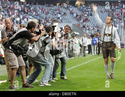 Mehment Scholl (R) di FC Bayern Monaco è vestita in un tradizionale abito bavarese (pantaloncini in pelle) come egli onde ai tifosi dopo la partita amichevole contro FC Barcellona a Allianz-Arena a Monaco di Baviera, Germania, il 15 agosto 2007. Era in una sola volta l'ultima partita di Mehmet SCHOLL della carriera e la prima azienda del 'Franz-Beckenbauer-Cup'. Il Bayern Monaco ha perso a Barcellona con 0-1. Foto: Matthias S Foto Stock