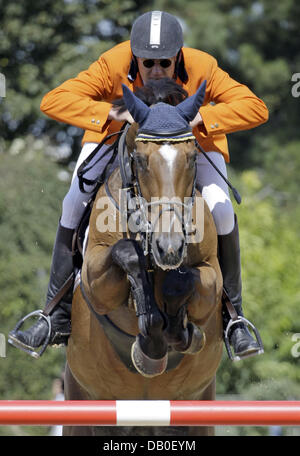 Dutch Albert Zoer e il suo cavallo "Okidoki' sono raffigurate midair come essi superare un pericolo in corrispondenza della seconda valutazione del FEI Europeo individuale e di team del Campionato alla MVV-equestrian stadium di Mannheim, Germania, 16 agosto 2007. Foto: Ronald Wittek Foto Stock