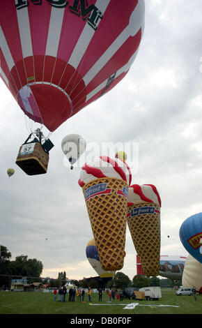 Una mongolfiera (L, alto) si avvicina alla linea di destinazione durante una pratica ride al quindicesimo 'FAI Unione Mongolfiera " Campionato a Magdeburgo (Germania), 17 agosto 2007. 83 partecipanti provenienti da 24 paesi sono registrati per il torneo, che per la prima volta nella sua storia è tenuto in Germania. Le migliori d'Europa ballon-piloti sono determinati ogni due anni sin dal 1976. Foto: Foto Stock