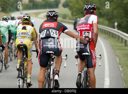 Ciclista spagnolo Luis Leon Sanchez Gil (C) spinge il connazionale e compagno di squadra Jopse Rojas Gil (R) del team Caisse d'Epargne per lui a riposo durante la settima tappa del "Germania Tour' in Regensburg, Germania, 16 agosto 2007. La settima tappa copre i 192,2 chilometri di distanza tra Ausrian Kufstein e Regensburg. La Germania Tour conduce in nove fasi su 1,292.5 chilometro Foto Stock