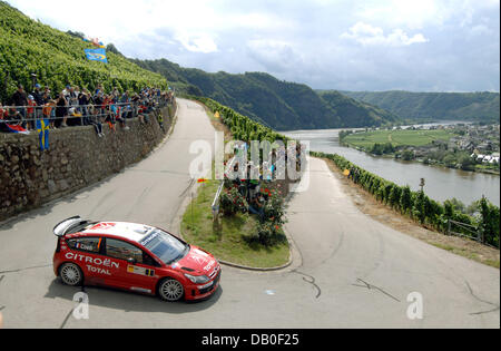 Il corso rally campioni del mondo Sebastien Loeb e il suo copilota Daniel Elena abbattere serpentine nei loro Citroen C4 WRC durante il primo stadio di speciale dell' ADAC Rallye Deutschland in cadde, Germania, 17 agosto 2007. I 130 partecipanti hanno team per competere in 19 fasi speciali fino a raggiungere il traguardo presso la Porta Nigra a Treviri domenica 19 agosto 2007. Foto: Hara Foto Stock