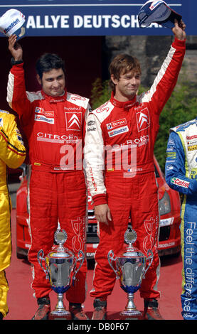 L'attuale tedesco rallye campioni del mondo Sebastien Loeb (R) e co-driver Daniel Elena allietare sul podio dopo aver vinto l'ADAC Rallye Deutschland a Treviri, Germania, 19 agosto 2007. Loeb e Elena ha vinto il rallye per la sesta volta consecutiva. Foto: Harald Tittel Foto Stock