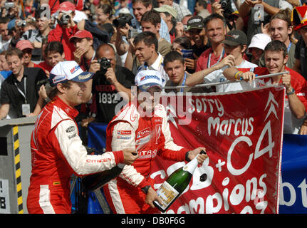 L'attuale tedesco rallye campioni del mondo Sebastien Loeb (R) e co-driver Daniel Elena colebrate sul podio dopo aver vinto l'ADAC Rallye Deutschland a Treviri, Germania, 19 agosto 2007. Loeb e Elena ha vinto il rallye per la sesta volta consecutiva. Foto: Harald Tittel Foto Stock