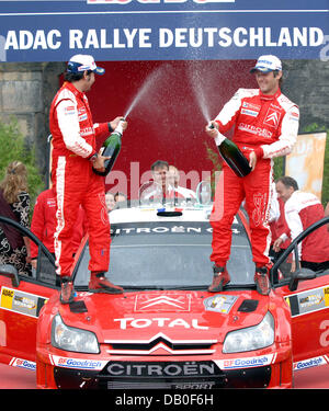 L'attuale tedesco rallye campioni del mondo Sebastien Loeb (R) e co-driver Daniel Elena colebrate sul podio dopo aver vinto l'ADAC Rallye Deutschland a Treviri, Germania, 19 agosto 2007. Loeb e Elena ha vinto il rallye per la sesta volta consecutiva. Foto: Harald Tittel Foto Stock